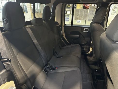 Used 2022 Jeep Gladiator Sport image 16