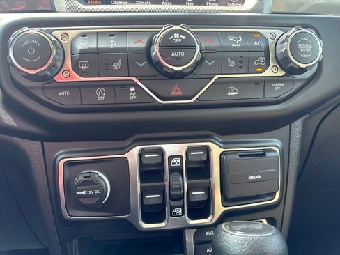 Used 2022 Jeep Wrangler Unlimited Sahara w/ LED Lighting Group AWD/4WD image 24