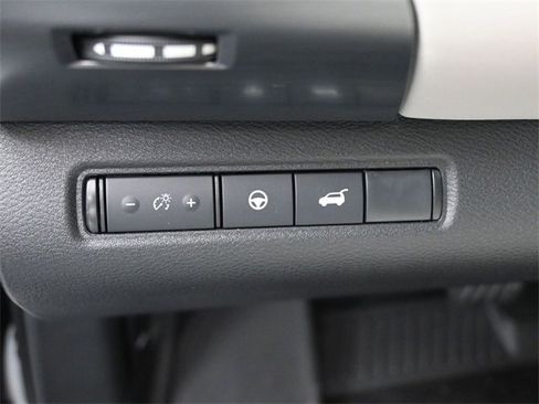 Used 2025 Nissan Pathfinder SL image 21