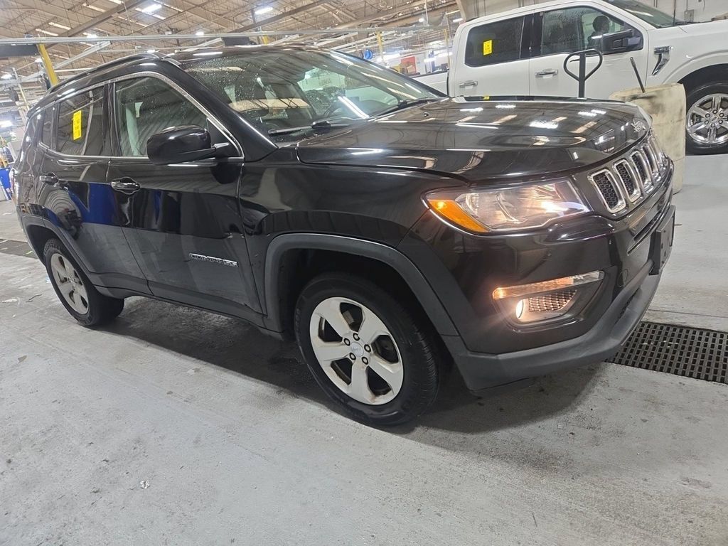 Used 2019 Jeep Compass Latitude w/ Cold Weather Group AWD/4WD image 3