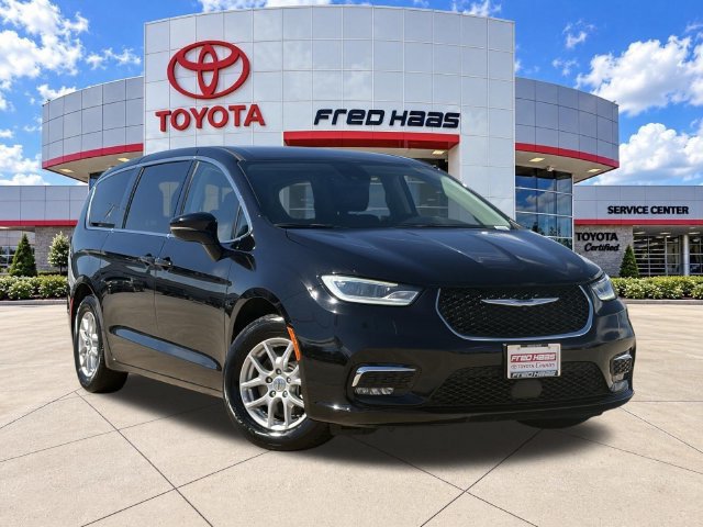 Used 2024 Chrysler Pacifica Touring-L FWD image 1