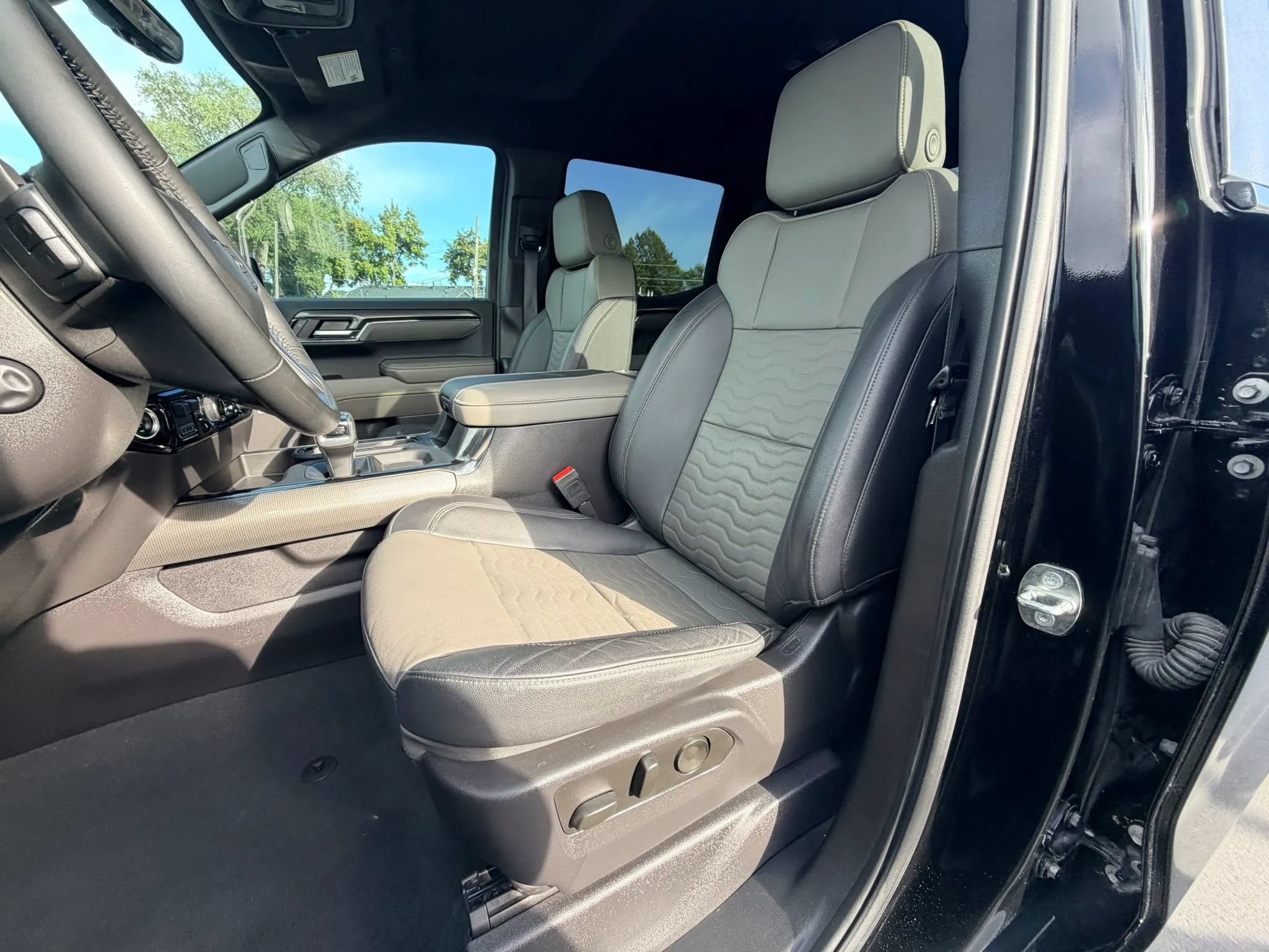 Used 2024 Chevrolet Silverado 1500 ZR2 w/ Technology Package AWD/4WD image 10