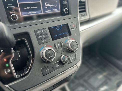 Used 2020 Toyota Sienna L image 16
