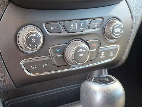 Used 2021 Jeep Cherokee Latitude Plus image 15