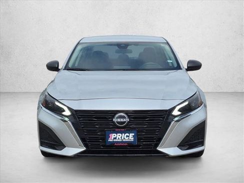Used 2024 Nissan Altima 2.5 SV FWD image 2