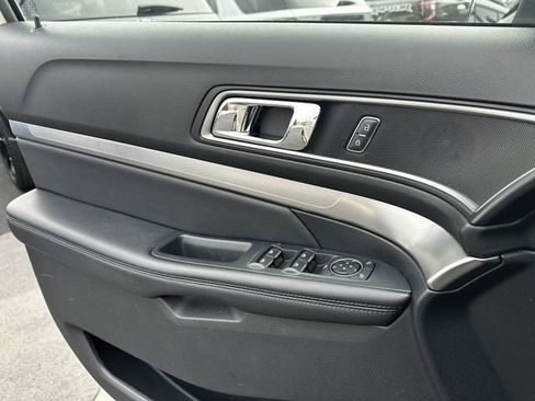 Certified 2018 Ford Explorer XLT w/ Equipment Group 202A image 31