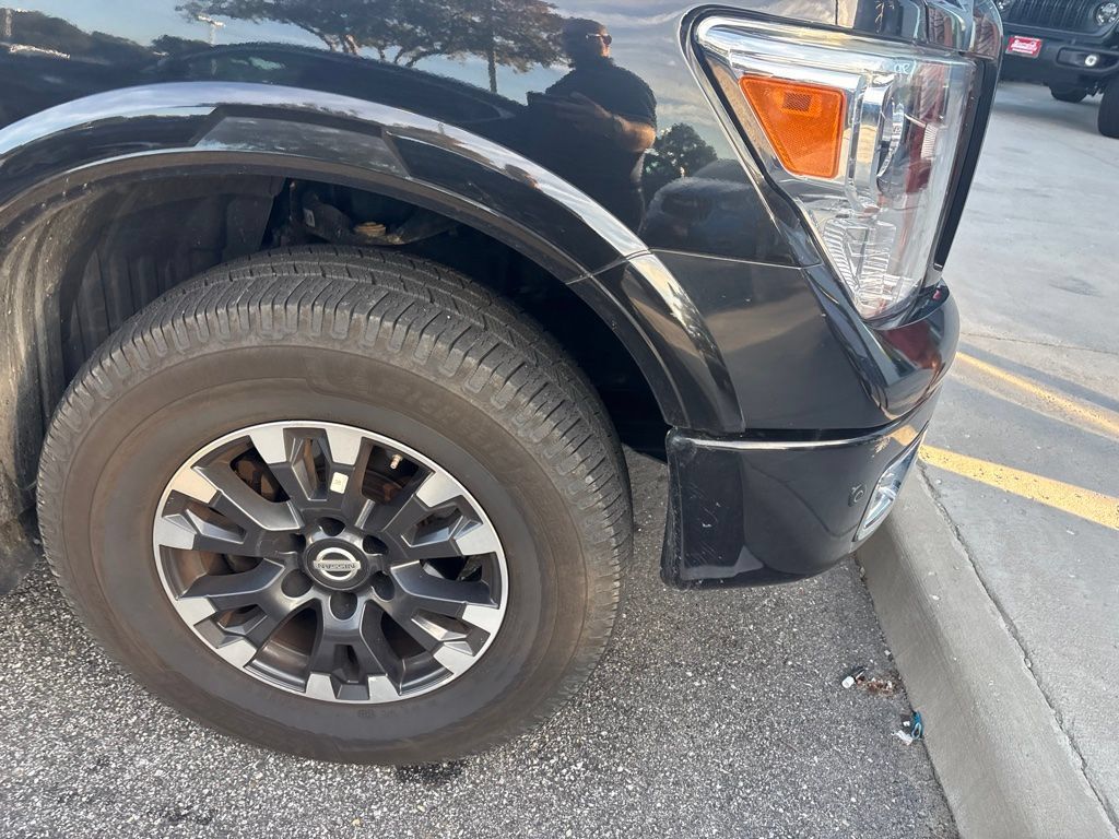 Used 2018 Nissan Titan PRO-4X w/ Pro-4x Convenience Package AWD/4WD image 9