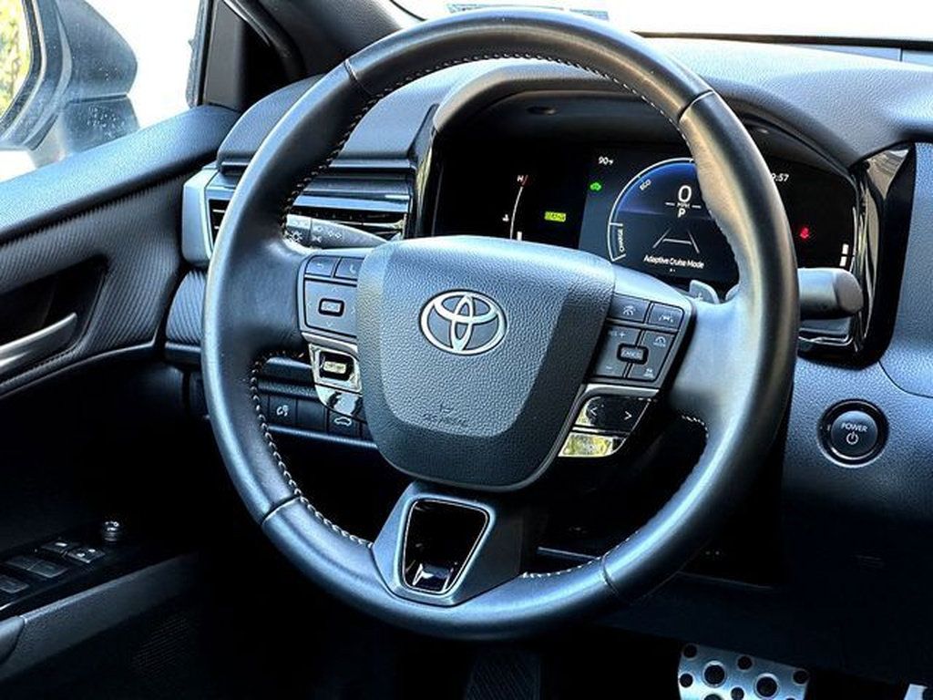Used 2025 Toyota Camry SE FWD image 30