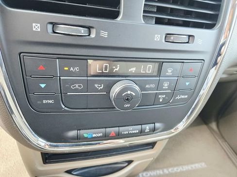 Used 2015 Chrysler Town & Country Touring FWD image 27