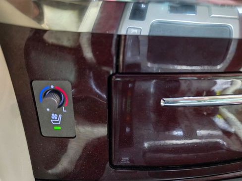 Used 2013 Lexus LX 570 4WD w/ Luxury Pkg w/Pre-crash image 42