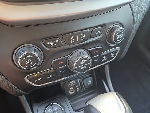 Used 2017 Jeep Cherokee Trailhawk w/ Comfort/Convenience Group AWD/4WD image 48