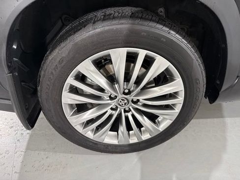 Used 2025 Toyota Highlander Platinum AWD/4WD image 14
