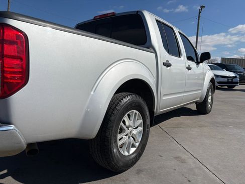 Used 2016 Nissan Frontier SV image 3