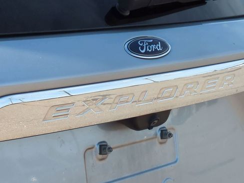 Used 2021 Ford Explorer XLT w/ Class III Trailer Tow Package AWD/4WD image 12
