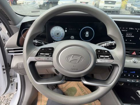 Used 2024 Hyundai Elantra SEL FWD image 11