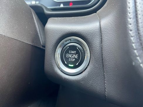 Used 2023 GMC Yukon XL SLT image 11