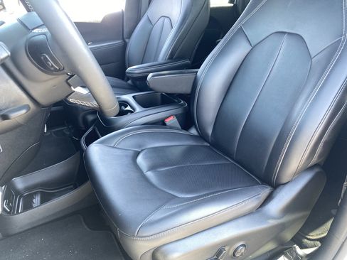 Used 2025 Chrysler Voyager LX FWD image 19