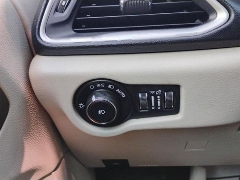Used 2017 Chrysler Pacifica Touring-L w/ Tire & Wheel Group FWD image 37