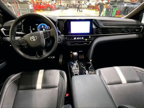 Used 2025 Toyota Camry SE image 21