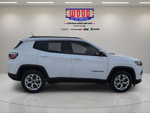 Used 2025 Jeep Compass Latitude AWD/4WD image 2
