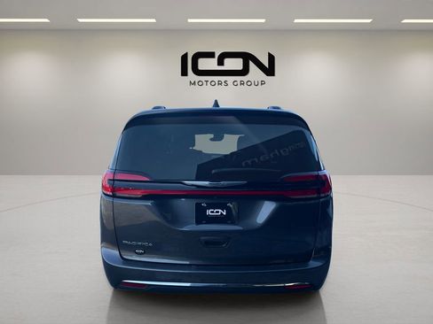 Used 2022 Chrysler Pacifica Touring-L FWD image 4