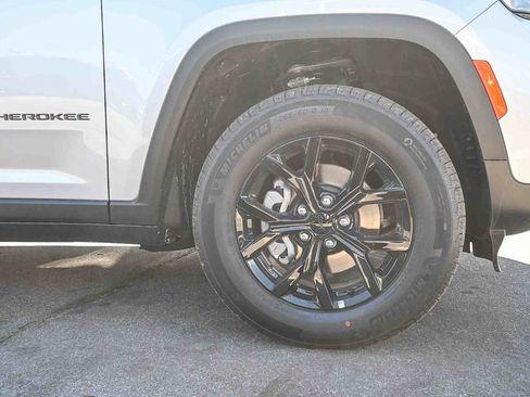 New 2025 Jeep Grand Cherokee Altitude image 10