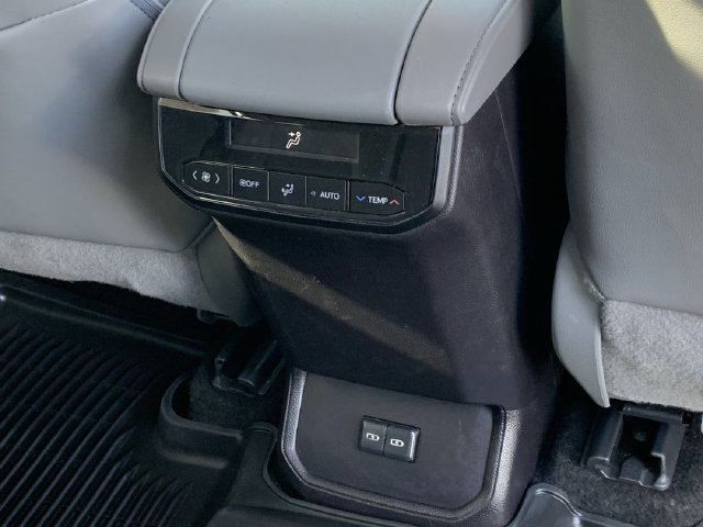 Used 2025 Toyota Highlander XLE FWD image 35