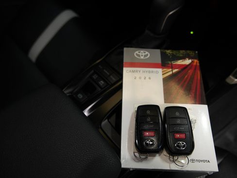 Used 2026 Toyota Camry XLE w/ Convenience Package image 20