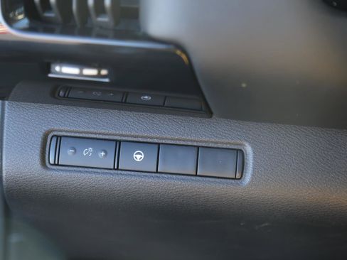 Used 2024 Nissan Pathfinder SV image 11