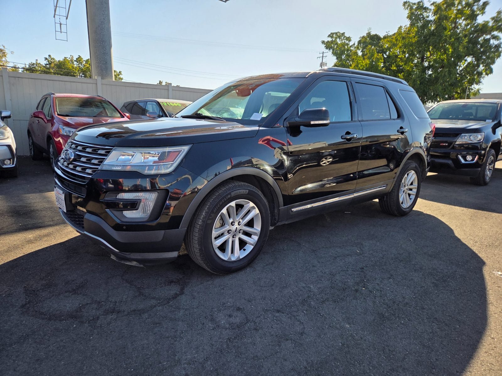 Used 2017 Ford Explorer XLT w/ Equipment Group 202A FWD image 1