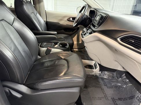 Used 2017 Chrysler Pacifica Touring-L image 39
