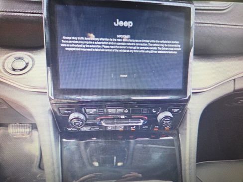 Used 2023 Jeep Grand Cherokee Limited AWD/4WD image 9