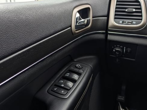 Used 2017 Jeep Grand Cherokee Limited image 25