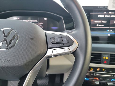 Certified 2025 Volkswagen Jetta SE w/ Sunroof Package image 21