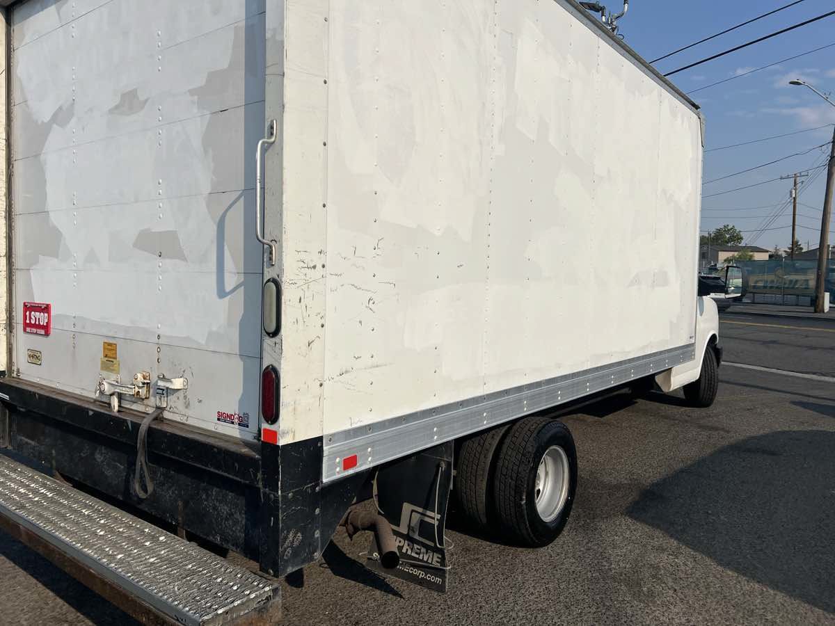 Used 2016 Chevrolet Express 3500 Extended RWD image 5
