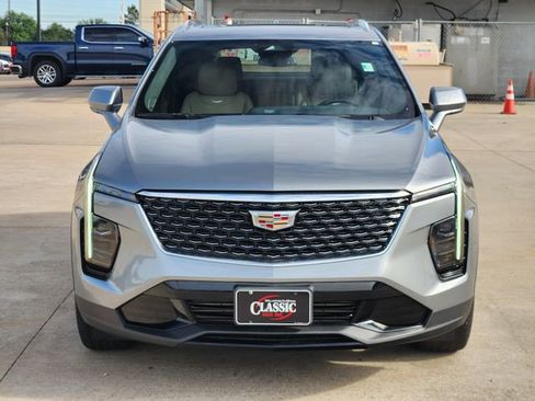 Used 2024 Cadillac XT4 Premium Luxury image 2