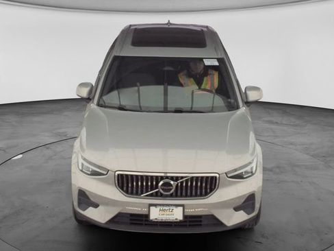 Used 2024 Volvo XC40 B5 Core AWD/4WD image 3