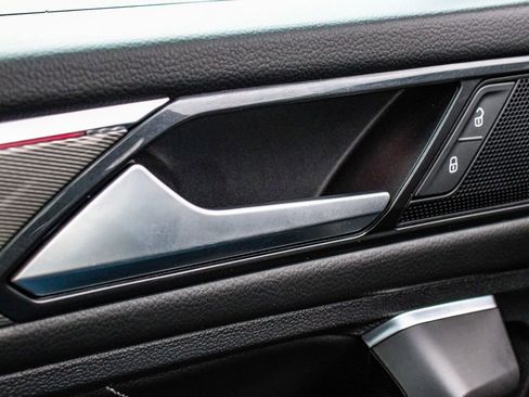 Used 2022 Volkswagen Tiguan SE R-Line image 9