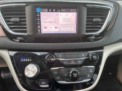 Used 2023 Chrysler Voyager LX image 8