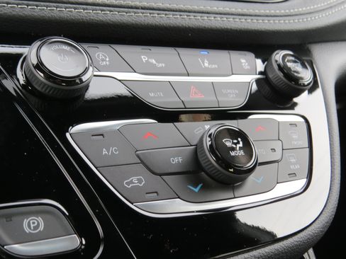 New 2026 Chrysler Pacifica Limited FWD image 29