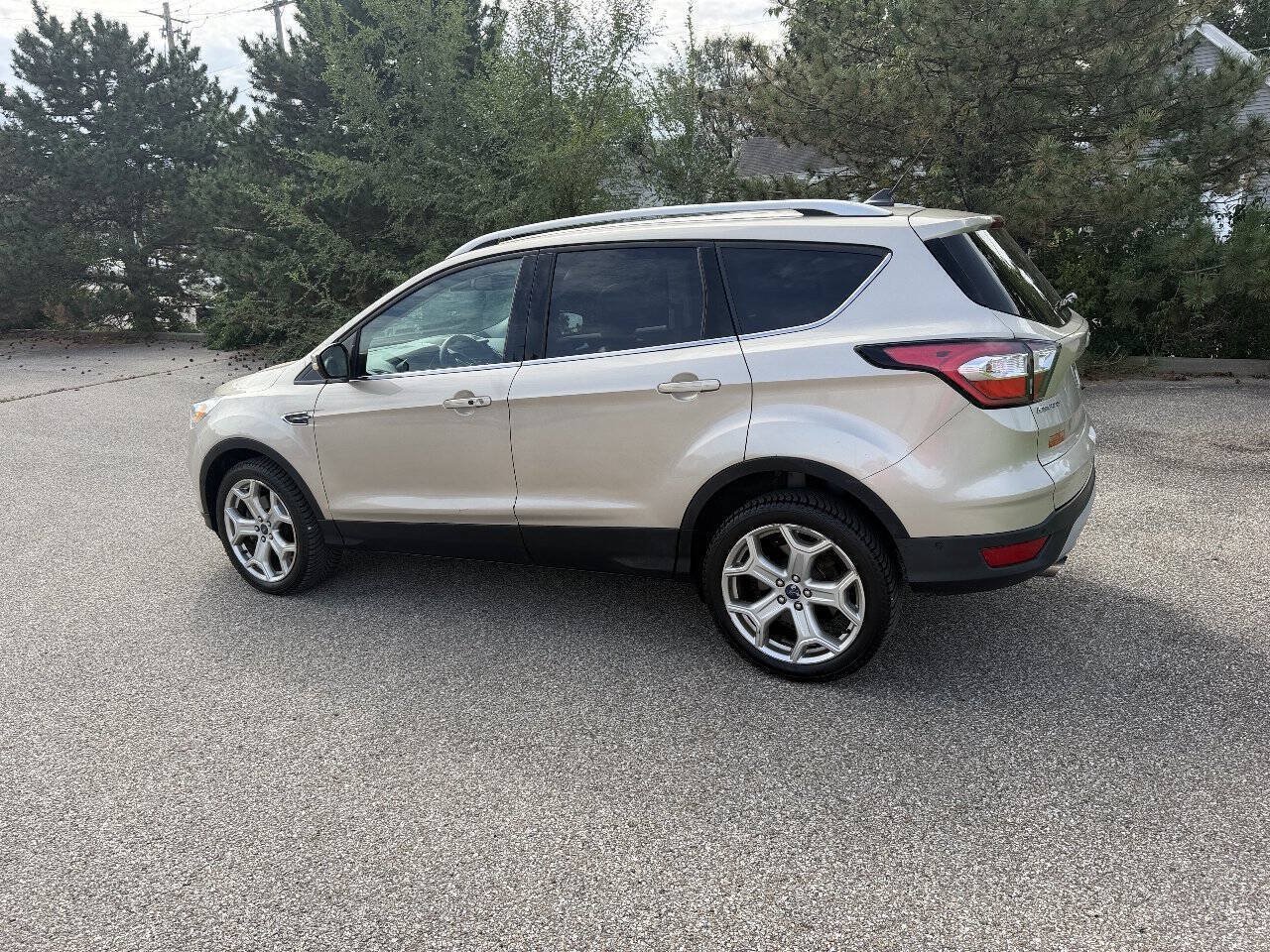 Used 2018 Ford Escape Titanium w/ Ford Safe & Smart Package AWD/4WD image 2