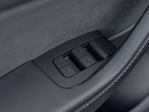 Used 2021 Tesla Model Y Long Range image 22