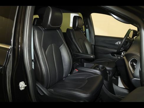 Used 2025 Chrysler Pacifica Select FWD image 29