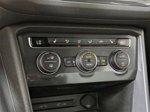 Used 2021 Volkswagen Tiguan SE w/ Panoramic Sunroof Package image 32