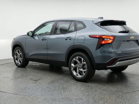 Used 2025 Chevrolet Trax LT FWD image 6
