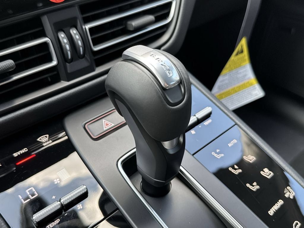 Certified 2026 Porsche Macan AWD/4WD image 16