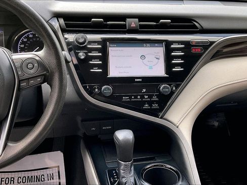 Used 2020 Toyota Camry LE image 9