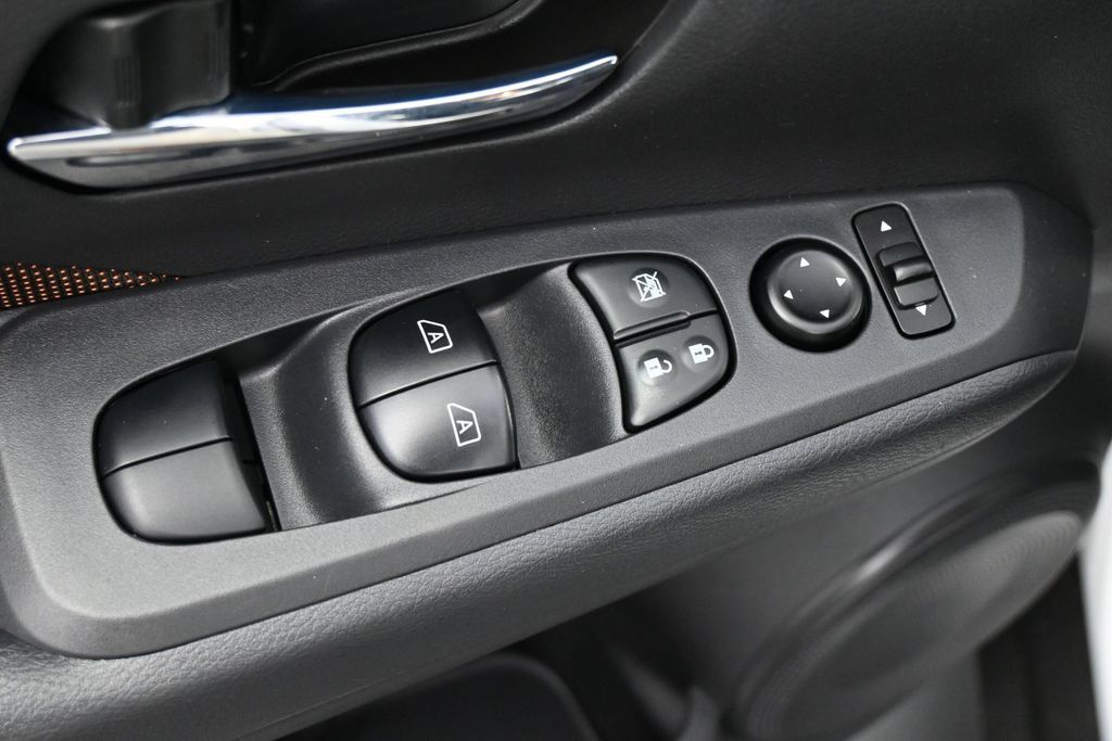 Used 2024 Nissan Kicks SR FWD image 4
