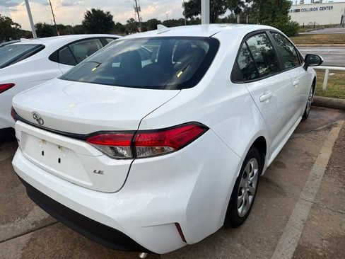 Used 2025 Toyota Corolla LE FWD image 5