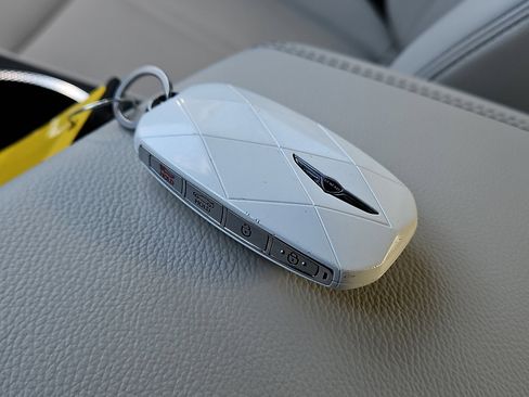 Used 2025 Genesis G70 2.5T image 20